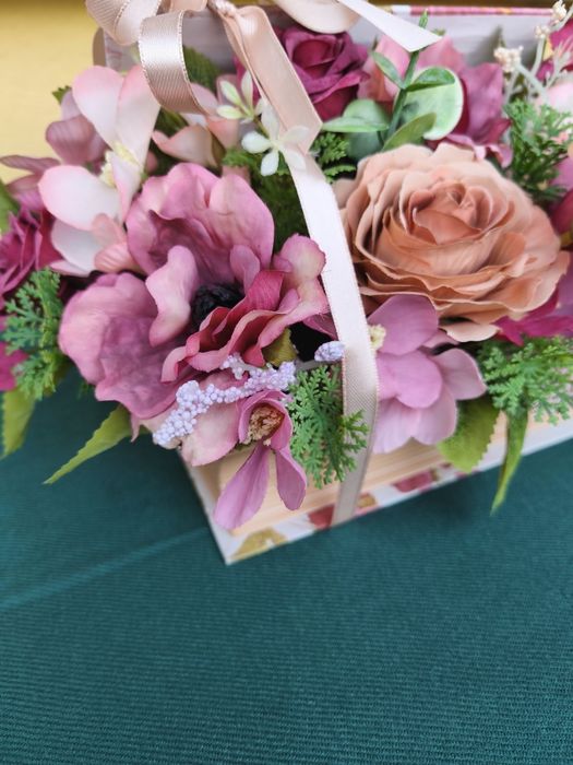 Аранжировка на цветя в кутия тип разтворена книга
