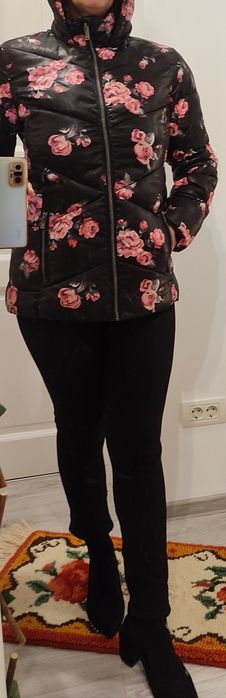 Gecuta Simplicity, deosebita, neagră cu trandafiri, guler înalt