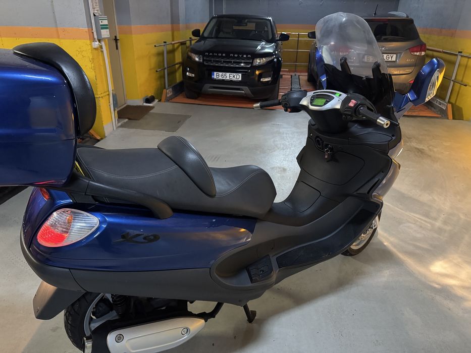 Piaggio x9/ variante piaggio mp3 sau Yamaha xmax