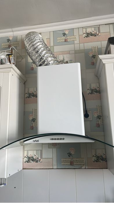 Телевизор , вытяжка , плита Астана