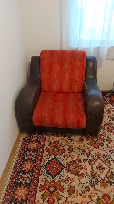 Vand ,canapea extensibila  ,2 fotoli,masa 10 persoane din lemn masi