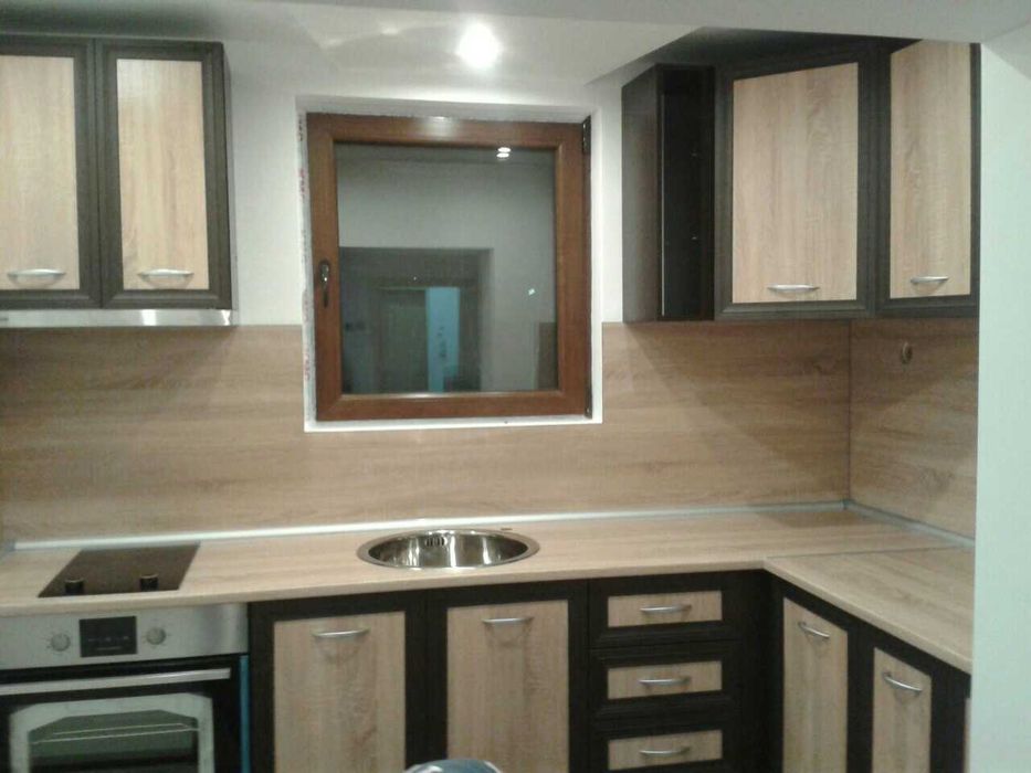 Продавам комплект модулна кухня с уредите,шкафовете са стандартни,245/165,