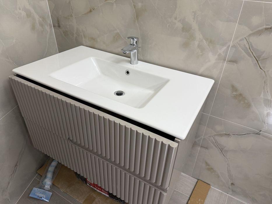 Чисто нов шкаф с мивка за баня!