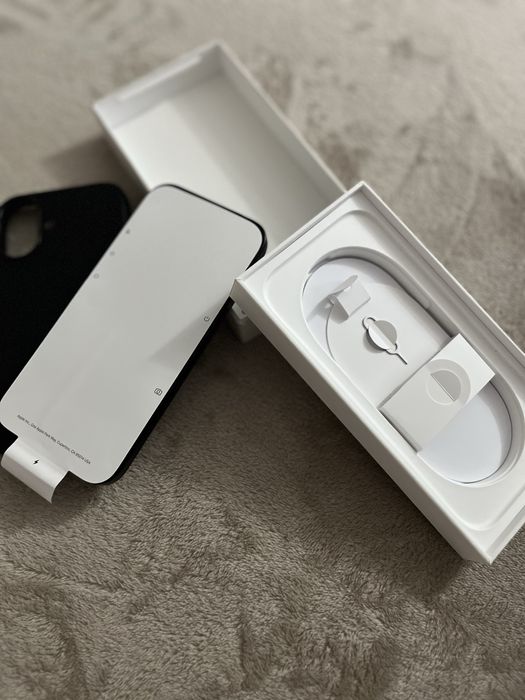 Iphone 16 Black 128 GB, 6 cicluri incarcare , are husa si folie
