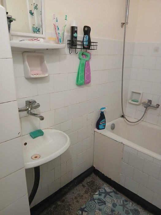 Четиристаен тухлен апартамент с гараж, таванско помещение и дворно място в централната част на Шумен