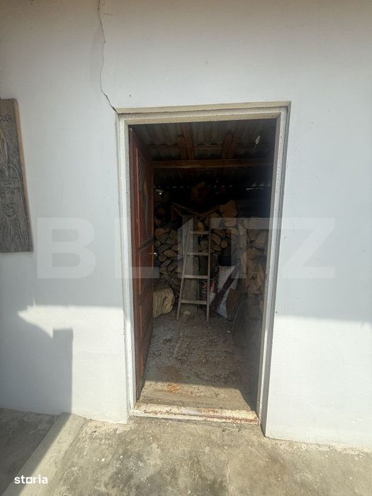 Casa spatioasa, 294 mp, 1.692 mp teren, garaj, terasa si gradina – V