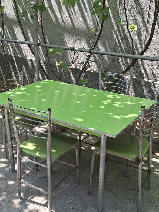 Стол и стулья продаются