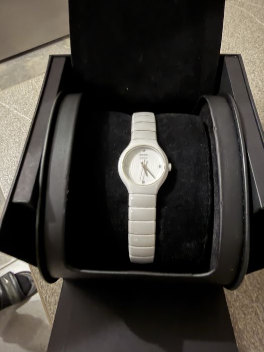 Rado дамски часовник, бяла керамика, 4 диамантчета
