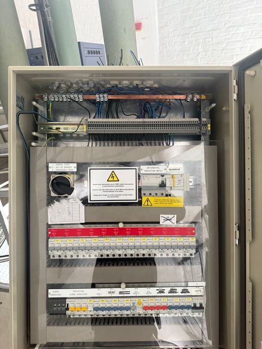 Panou electric cu toate componentele