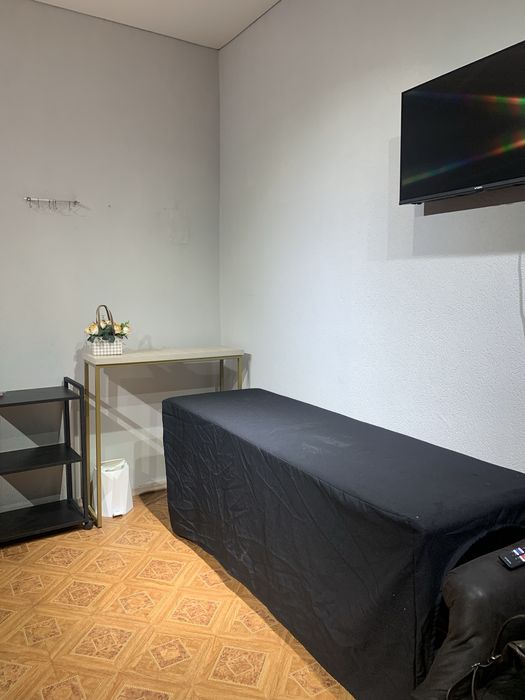 Продам кушетки зеркала для салона