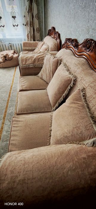 Диван велюровый.