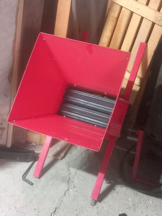 VAND BUTOAIE SI zdrobitor de struguri