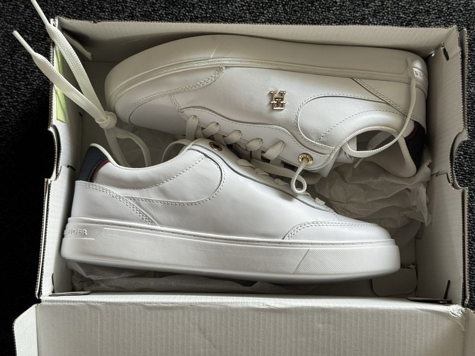 Чисто нови Tommy Hilfiger Сникърси Essential Chic Court Sneaker FW0FW08579 Бял