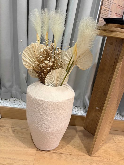 Vaza texturata roz pudra cu aranjament floral uscat