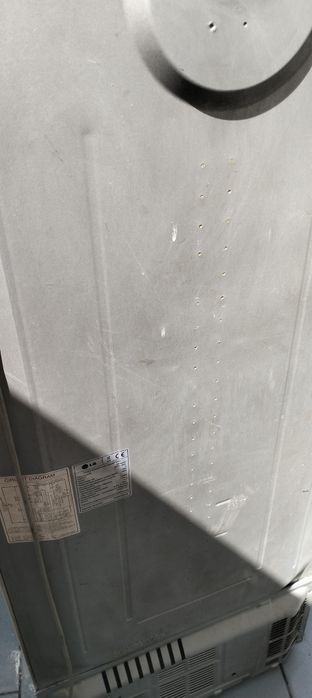 Холодильник LG работает