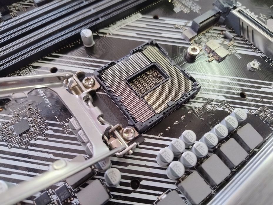 ASUS PRIME H470M-PLUS (LGA1200) NVIDIA GTX 760 GRATIS (cu probleme gaming) Atenție la deschidere.