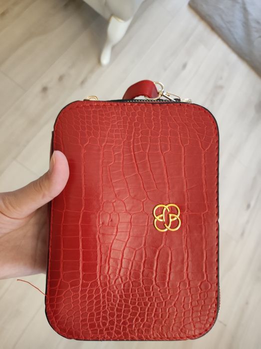 Чисто нова червена чанта