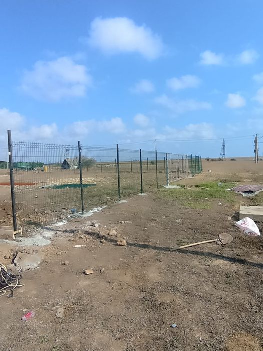 Vând garduri și porți împrejmuiri terenuri din plasă bordurată și pe metalică tablă cutată BCA sau beton lucrez cu materialele mele sau ale clienților