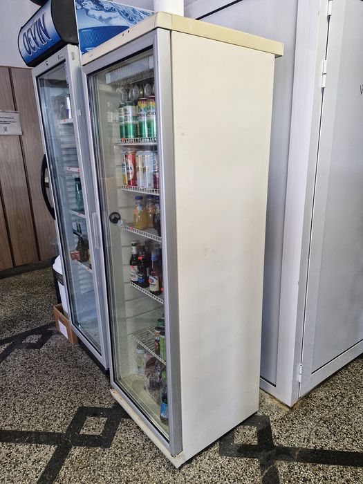 Две работещи хладилни витрини
