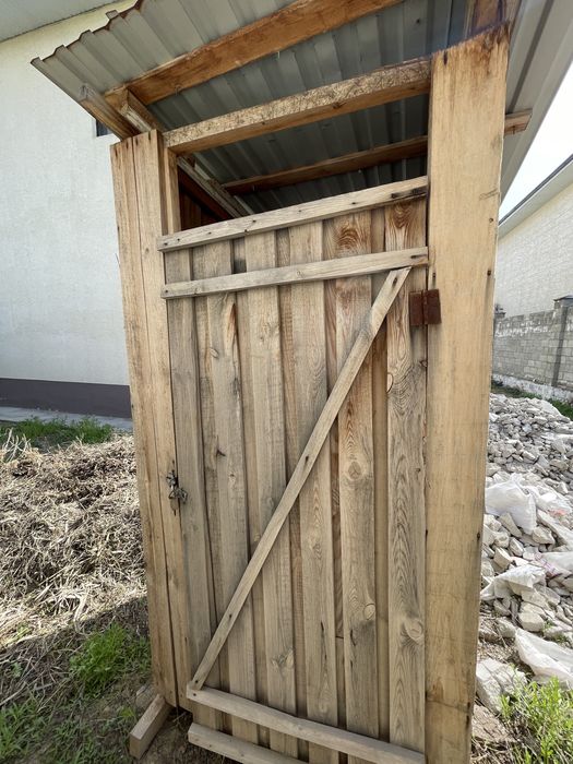 Деревянный туалет