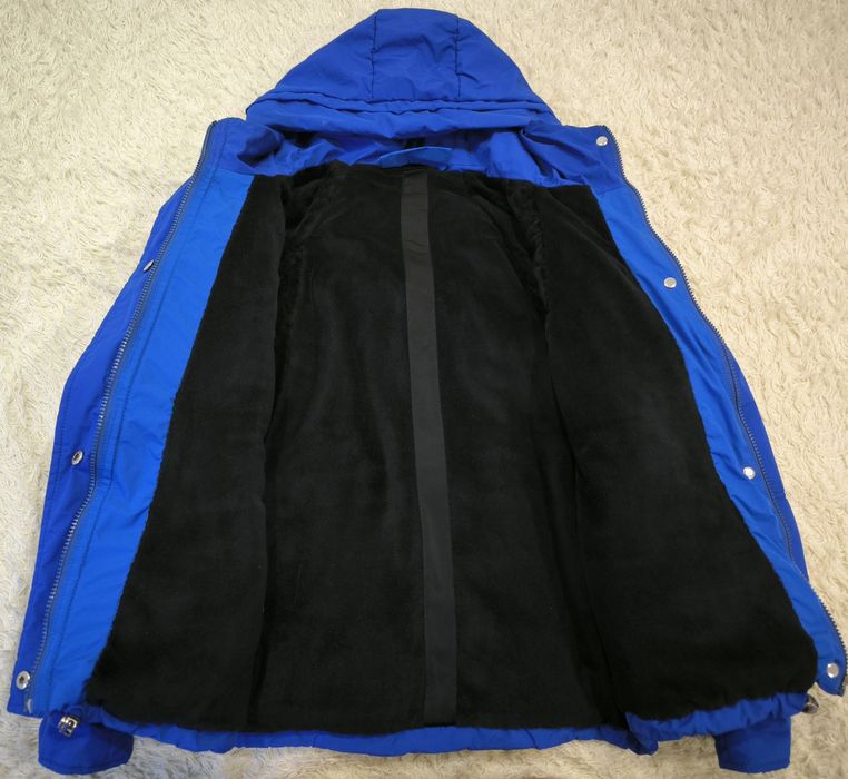 Зимняя синяя куртка.