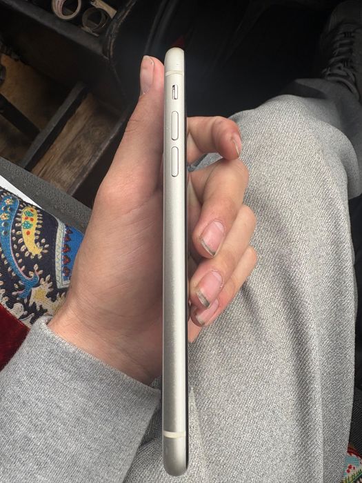 продам Iphone 11 белого цвета