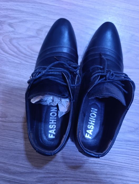 Продаю мужскую обувь