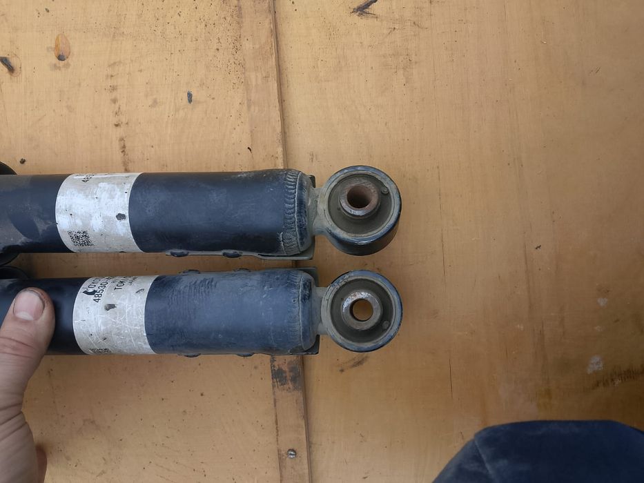 Задний амортизатор Toyota Rav4