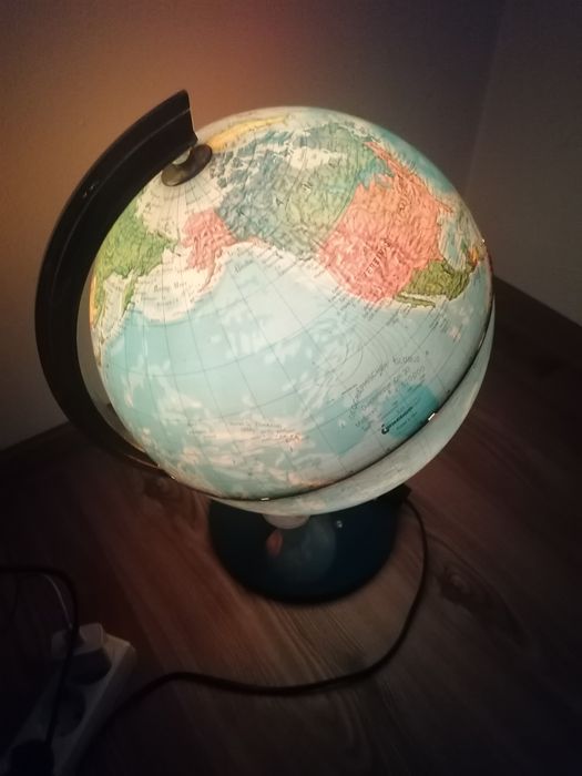 Glob pământesc iluminat cu piedestal și meridian