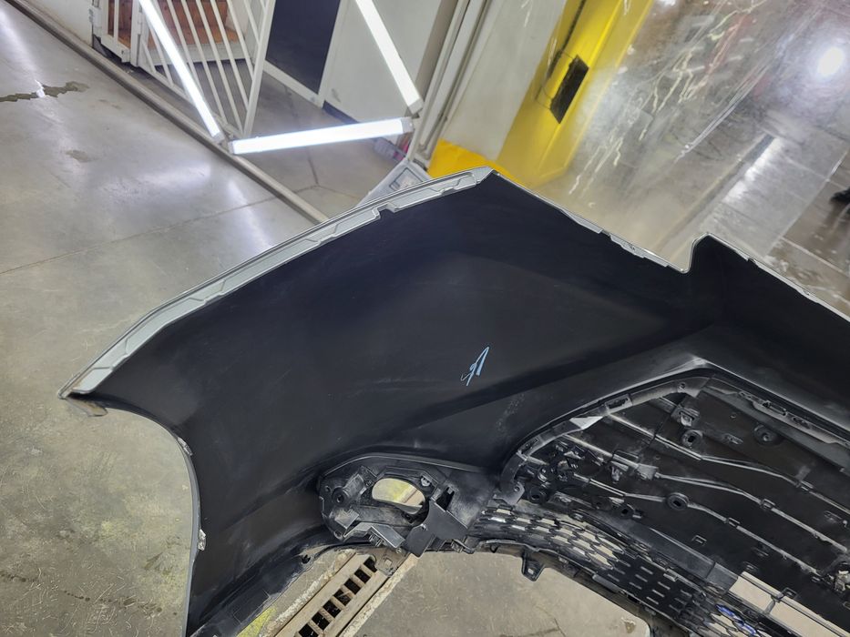 Продам передний бампер Тойоты Сиенны