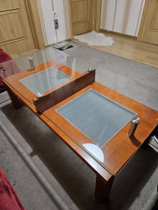 Масивна стъклена холна маса с дървена основа