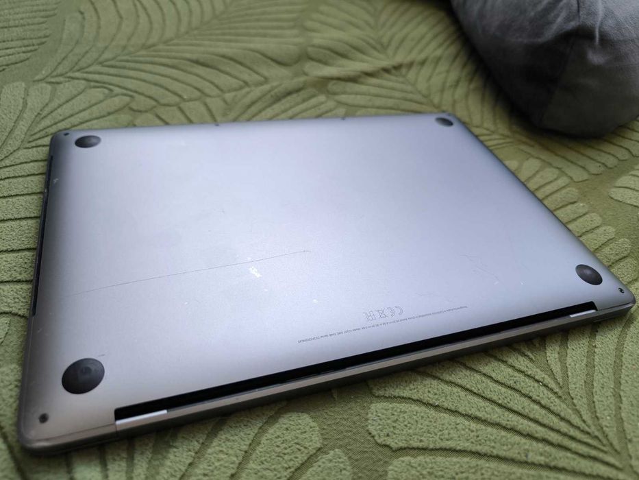 MacBook Pro 13-инча (модел 2020 г.)  Intel Core i7, 16 GB RAM, 512 GB SSD