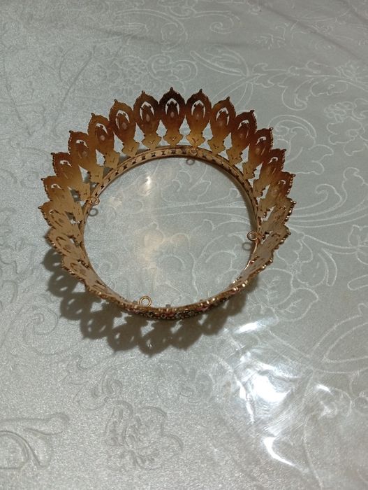 Қызыл тастары бар әдемі тәж