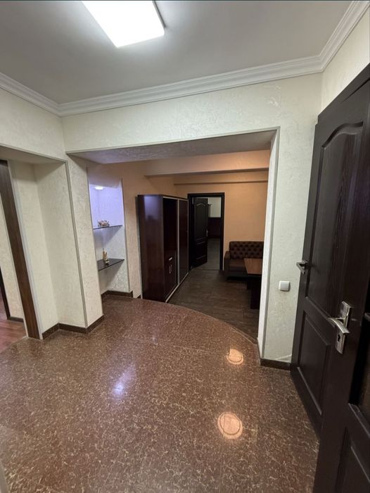 Яккасарайский район. Шота руставелли Сдаётся офис 100м2..Цоколь Мебель