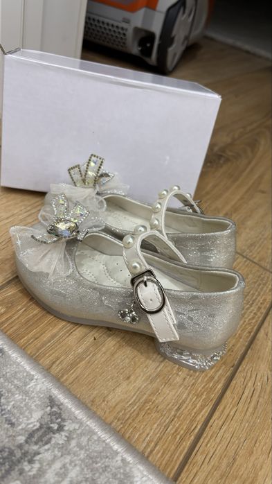 25 размердегі новый аяқ киім сатылады.