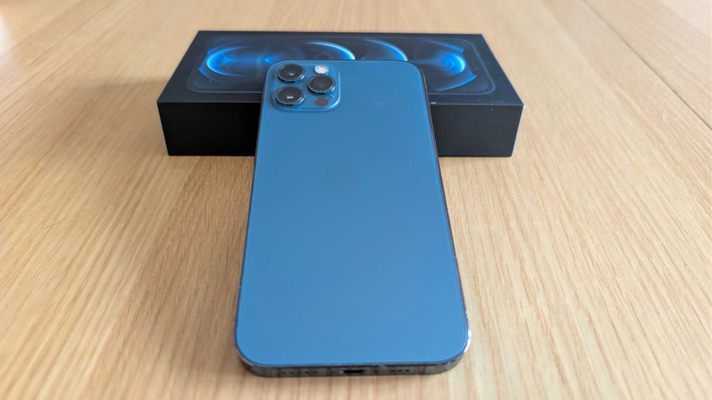 Apple iPhone 12 Pro (Pacific Blue) 128GB - Пълен Комплект + 5 Кейса