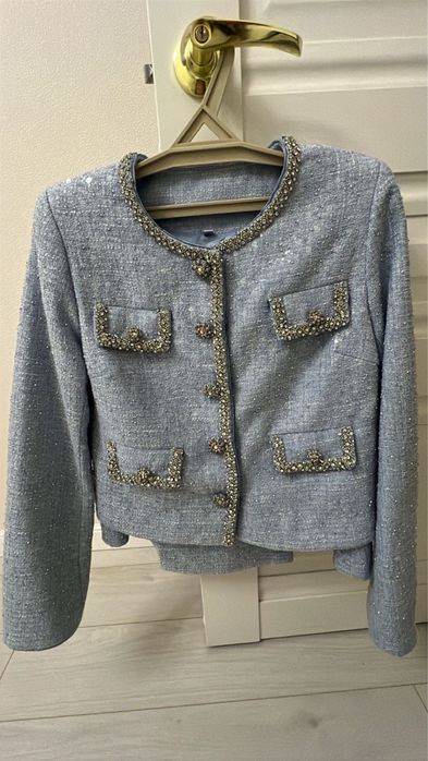 Продается женский костюм нарядный