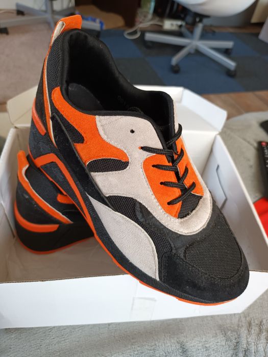 Vând pantofi sport.