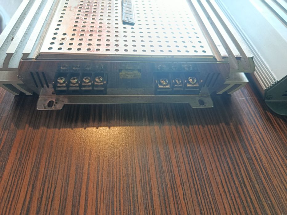 Vând sau schimb 2 amplificatoare auto cablaje  tub bass