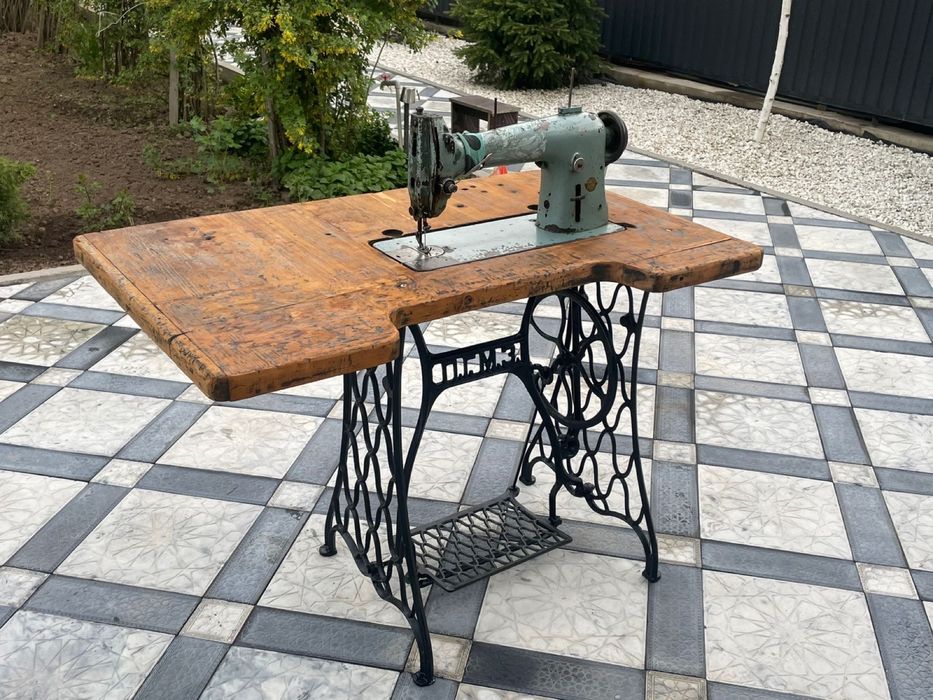 Антикварная швейная машина