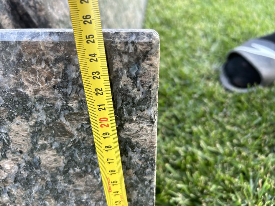 Placi de granit finisat pentru glafuri sau trepte