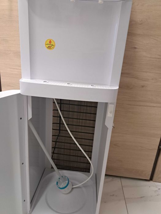 Диспенсер за топла и студена вода "Мюлер"