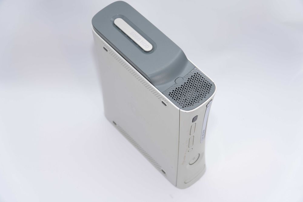 Xbox 360 fat, бял много добро състояние. Игри God of War и GTA 5