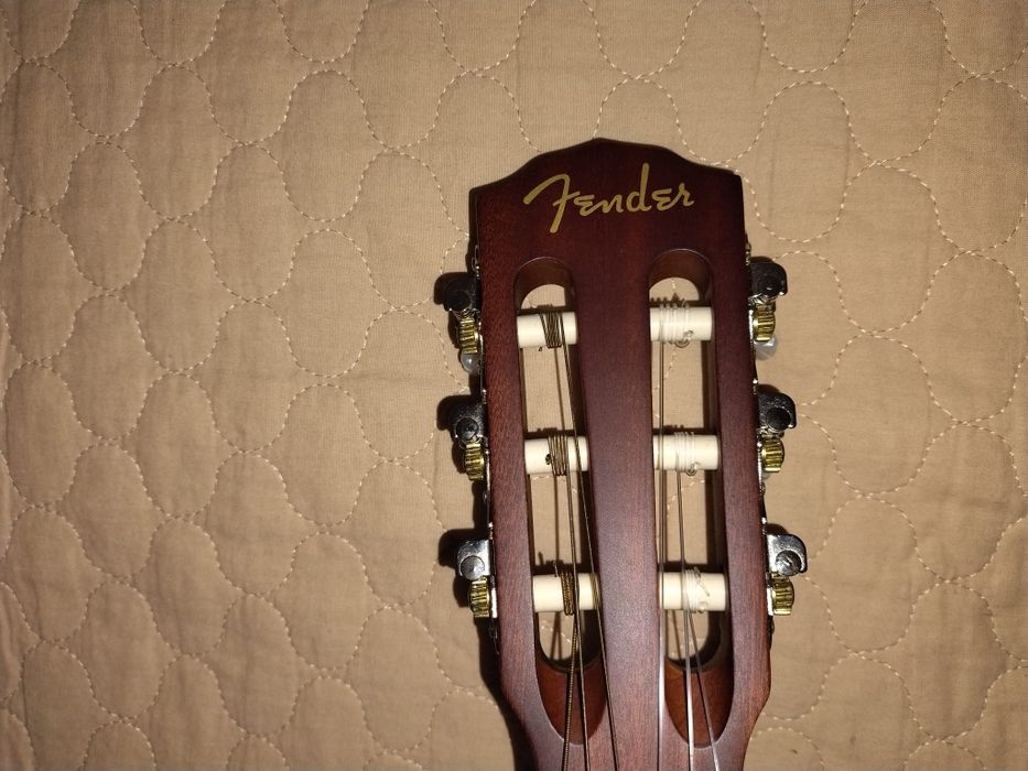 Vând chitară fender