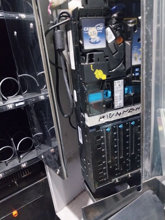 Продавам хладилна вендинг машина саеко за снаксове и напитки