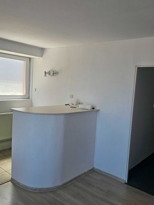 De închiriat spatiù comercial