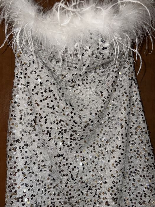 Стилна бяла рокля с пайети и пера на презрамките от SHEIN.