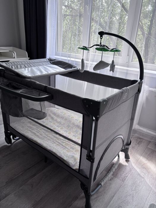 Продам кровать-манеж с пеленальным местом. Есть торг