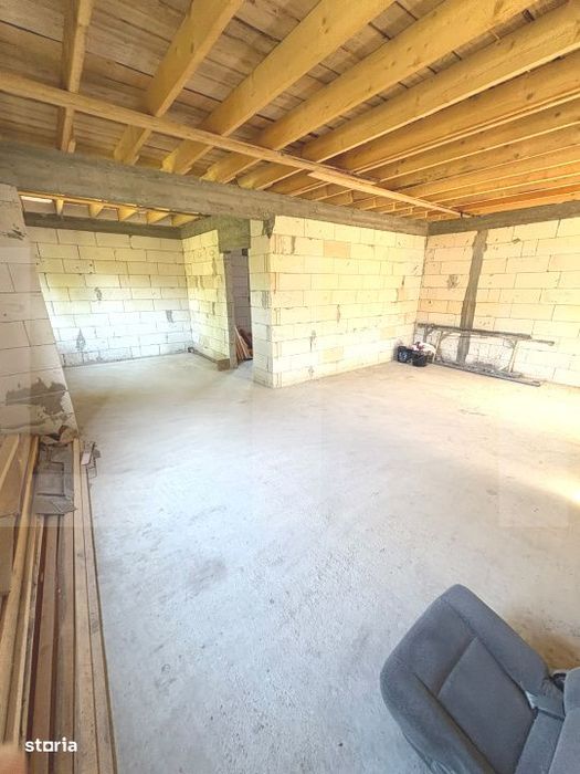 Casa 100 mp cu mansarda necompartimentata, exterior finalizat, teren 5