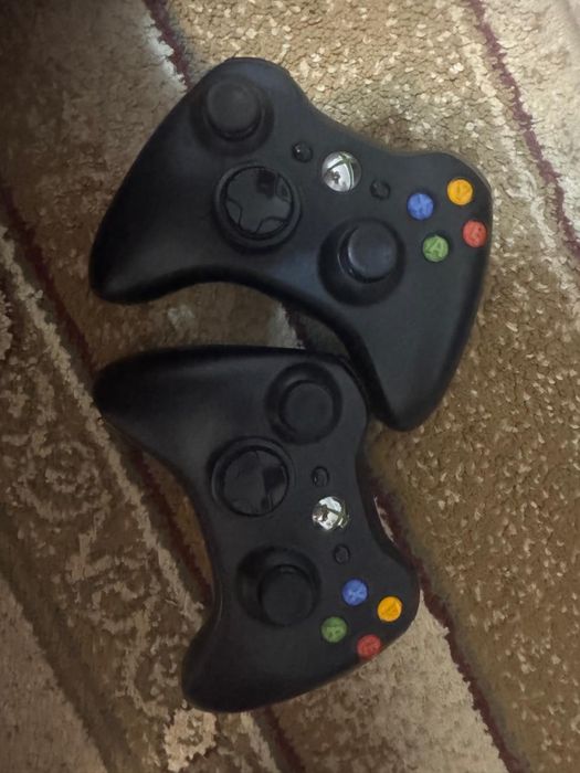 Продам Xbox, в комплекте 2 джойстика и диски